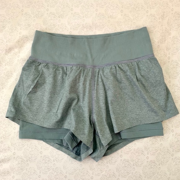 NWOT Lululemon Shorts - Picture 3 of 6